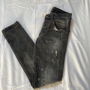 Svart/gråa dsquared2 jeans - Säljer ett par dsquared2 jeans, har använt jeansen ett par fåtals gånger men annars väldigt bra skick och priset kan alltid förhandlas 