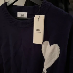 Ami Paris tröja  - En riktigt skön Ami Paris tröja! Helt ny 🆕 Självklart äkta 👑Hör av er om ni har några frågor🤩Pris är inte hugget i sten 🪨 Nypris 4500kr