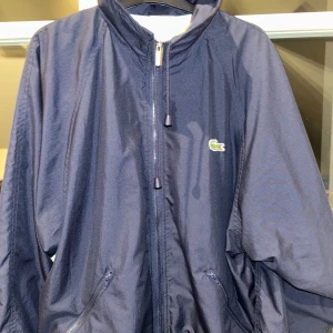 Vintage lacoste tracksuit  - Vintage lacoste tracksuit köpte den på en tysk hemsida för 1900kr. Bra skick, fransk storlek 2 motsvarar xs byxorna är s