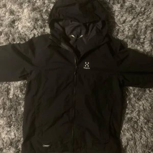 Haglöfs jacka - Perfekt nyskick ser ut exakt som oanvänd!. Nypris: 2200  Windbreaker vattentät, och jätte bekväm!. Strl M. 
