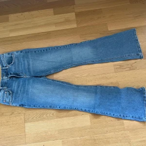 Blå bootcut jeans - Säljer ett par super snygga ljus blå bootcut jeans. De har en snygg tvätt och femficksdesign. De är i storlek 42 men de passar mig som har storlek 38/40. Hör av er vid frågor 😊