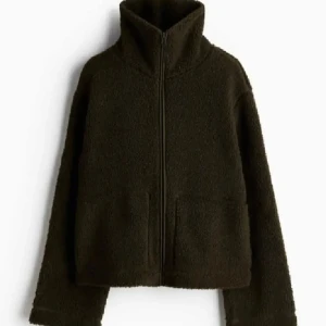Mörkgrön teddyjacka med dragkedja - Säljer en mysig mörkgrön teddyjacka med dragkedja. Den är stilren och passar med allt! Hör av er vid frågor 😊