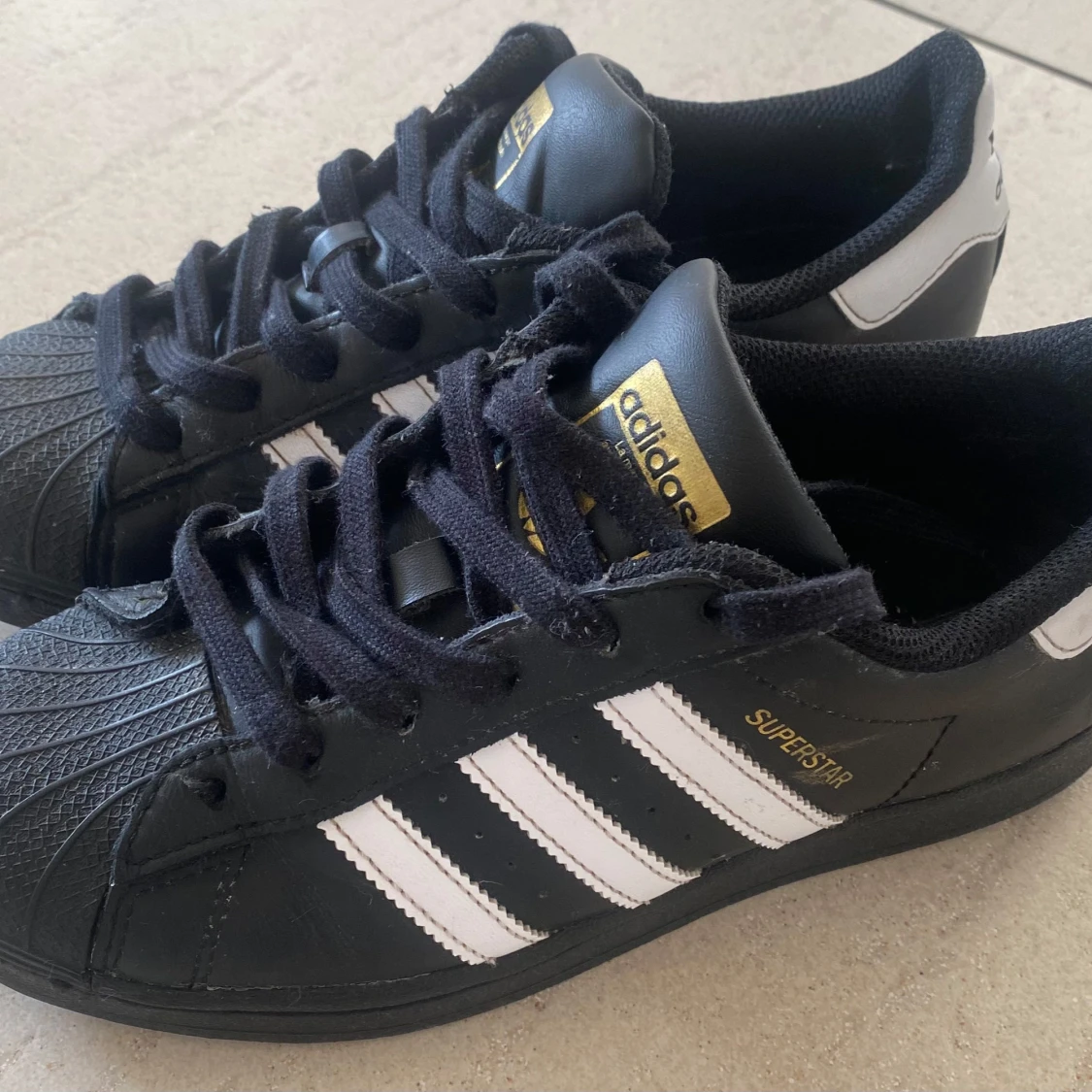 Svarta Adidas Superstar sneakers