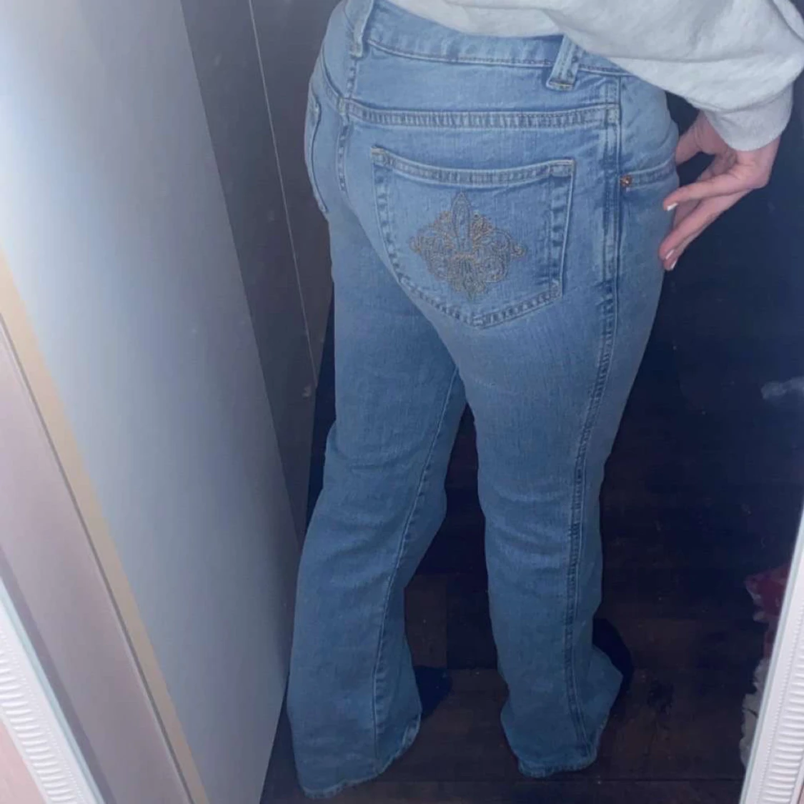 Blå jeans med broderad detalj - 2