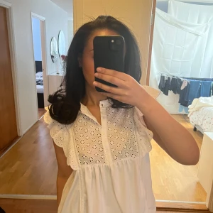 Vit blus med spetsdetaljer - Super söt sommar blus från mango. Blusen är i nyskick och anldrig använd.