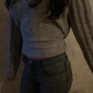 Gråa jeans  - Fina utsvängda jeans . 