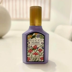 Gucci Flora Gorgeous Magnolia Parfym - Helt ny parfym från Gucci - Gorgeous Magnolia EdP. Köpt i svensk fysisk butik och endast testad en gång.   Toppnoter: Björnbär  Hjärtnoten: Magnolia  Basnoter: Patchouli