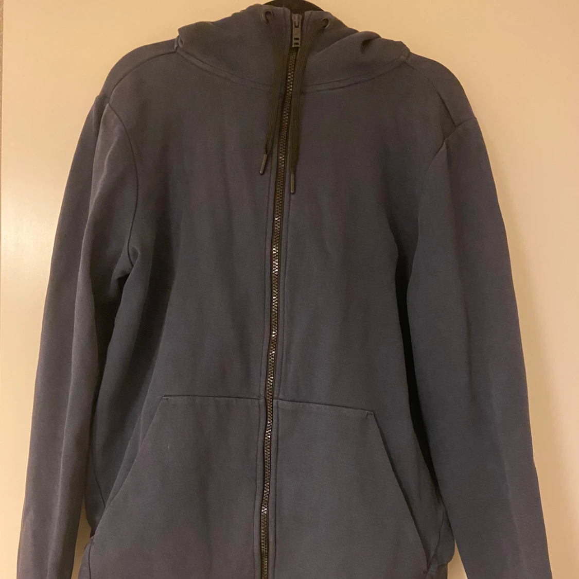 Mörkblå hoodie från SOC