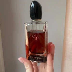 Giorgio Armani si intense EDP - Säljer denna då jag kommit fram till att de inte är min typ av parfym. Det är en 100 ml flaska som är köpt för 1400kr, men skulle säga att det är ca 70-80 ml kvar i den. Pris kan diskuteras.