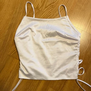 Vit festtopp - Säljer denna vita festtopp från Bikbok i storlek xs på grund av att den inte kommer till användning. Den är aldrig använd så den är i väldigt bra skick. Skriv om ni har frågor💕