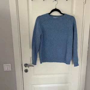 Blå stickad tröja från ONLY - Säljer en mysig blå stickad tröja från ONLY. Tröjan har en klassisk rund hals och långa ärmar med ribbade muddar. Perfekt för kyligare dagar och enkel att matcha med olika outfits.