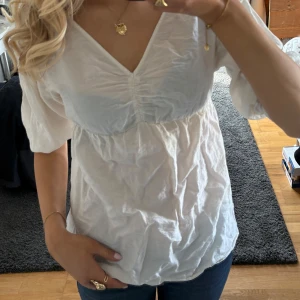 Vit v-ringad blus - Säljer en söt vit blus med v-ringning och korta ärmar. 