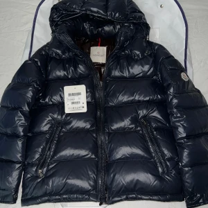 Moncler maya storlek 2/S-M - Väldigt fräsch navy blå Maya från Moncler. Inga skador på jackan, skick är 10/10  Perfect till kalla dagar! Jackan är i storlek 2 som motsvara medium och small. Självklart äkta