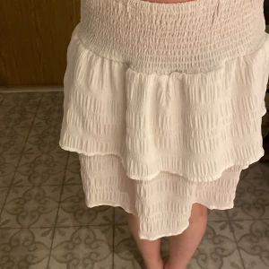 Sommar tjock! - En fin hel vit tjol som inte sitter så bra på mig för den är väldigt stor! 🪽🤩❤️alldrig andvänd.