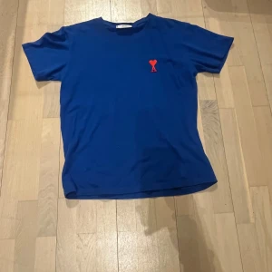 Ami Paris T-shirt - Tja! Säljer nu min i princip helt nya Ami Paris t shirt som använts 2 gånger. Det finns inga defekter eller likande på t shirten och den är i storlek S och är true to size. Vid frågor och funderingar är det bara att höra av sig. Priset kan diskuteras vid snabb affär
