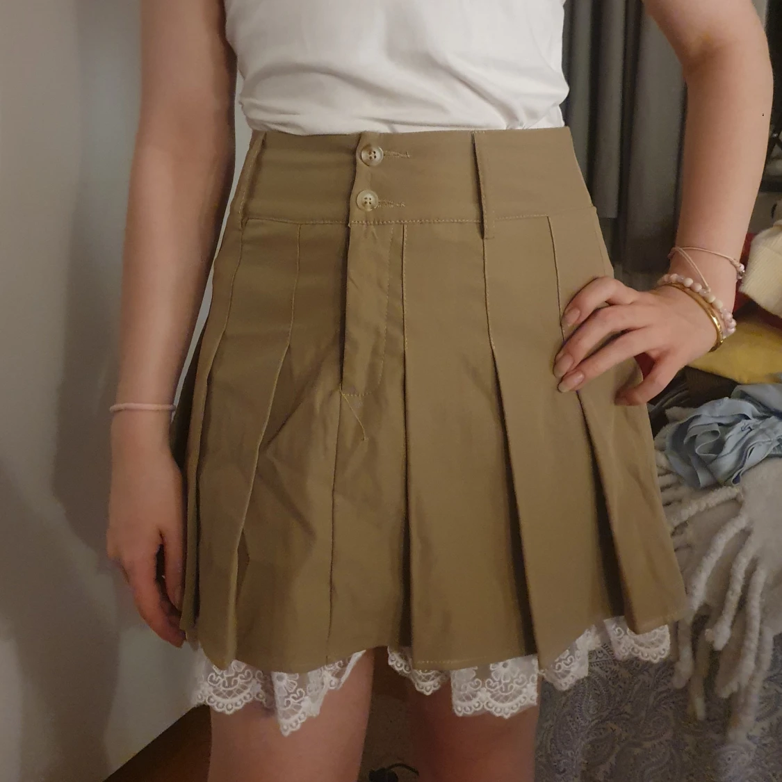 Beige kortkjol med spetsdetalj - 1