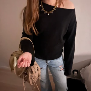 Svart tröha - Sååå snygg svart stickad tröja!!💝💝