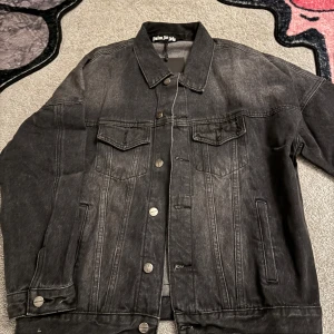 Palm angels Jeans jacka  - Used 3-4 times . Authentic. Size M fits like S. Length-64cm 