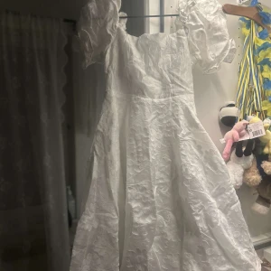 studentklänning - fin studentklänning, köpte en massa men använde nt denna. 