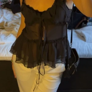 Svart zara topp - Zaras spetstopp, i perfekt skick, använt ett par gånger