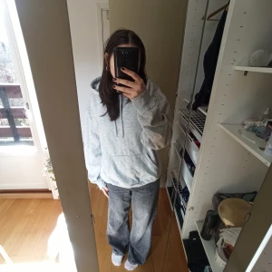 Grå hoodie från H&M - Säljer en helt ny hoodie från h&m. Storleken är S men den är dock lite större, jag hade sagt M ungefär. 