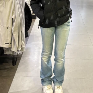 Ljusblå jeansbyxor - Snygga ljusblå jeansbyxor med en klassisk straight passform. Perfekta för en avslappnad stil. De har en traditionell femficksdesign och en bekväm midwaist. Passar utmärkt till sneakers eller boots. Vinted 