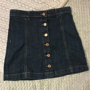  jeans topp - En jeans topp som är mörk mörk blå som man även knäpper med jeans knappar 💓💓 diskutera pris privatttt 🤍säljer för att jag inte brukar använda den 💓