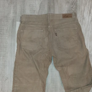 Manchester jeans Levis - Snygga jeans från levis, 26x 32. Kontakta vid intresse!