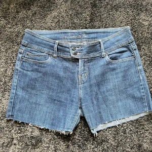 Lågmidjade jeanshorts - Jättesnygga vintage lågmidjade jeanshorts. Var jeans förut men klippte av dem pga korta. Ni kan ”fixa” till, klippa eller/och sy dem hur ni vill och få dem att passa eran stil. Storlek 44, säljer för 120.💗