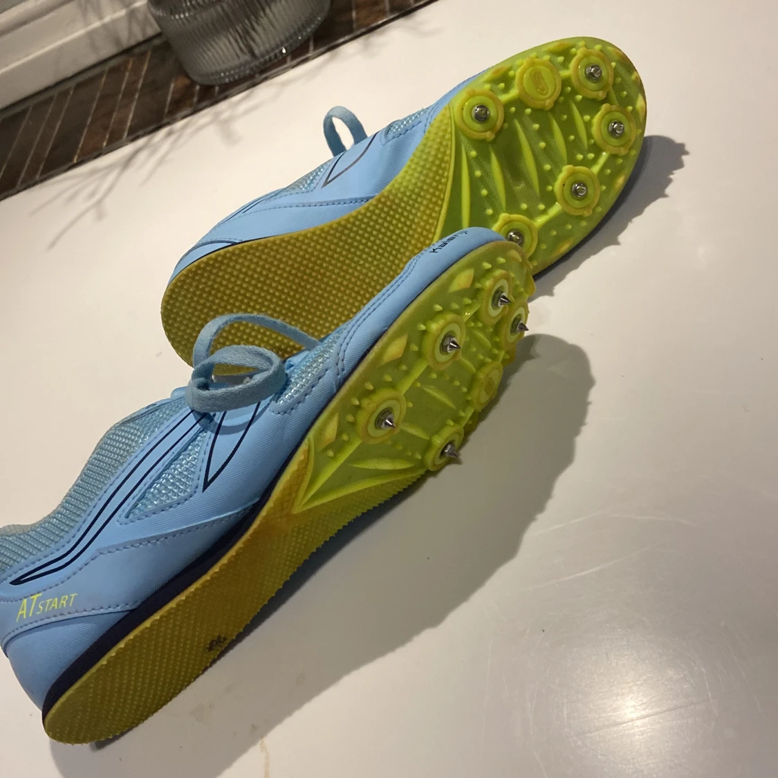 Ljusblå spikskor i mycket gott skick  - 1