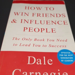 How to Win Friends & Influence People - Säljer boken 'How to Win Friends & Influence People' av Dale Carnegie. En klassisk guide för att förbättra sociala färdigheter och ledarskap. Perfekt för den som vill utveckla sin förmåga att påverka och bygga relationer. Uppdaterad för dagens läsare.