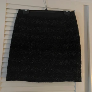 Svart glittrig kjol - En superfin svart glitterkjol från H&M, perfekt för utekväll🥂🪩 I fint skick och inga skavanker! Säljer då den inte kommer till användning längre ☺️