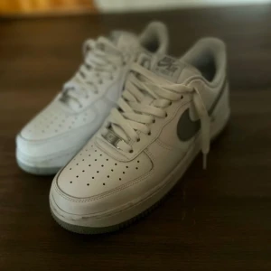 Nike Air Force i vitt och grått - Air force One jätte bra skick kvitto finns kvar säljer endast för 800kr dom är äkta skriv om ni har frågor👍🏼