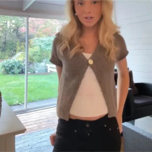 Zara kofta - Säljer denna superfina koftan från zara i storlek L men den sitter som på bilden. Använd 2 gånger som ny❤️