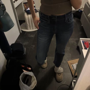 Mörkblå jeans - Snygga mörkblå ankel långa jeans. W26/L30