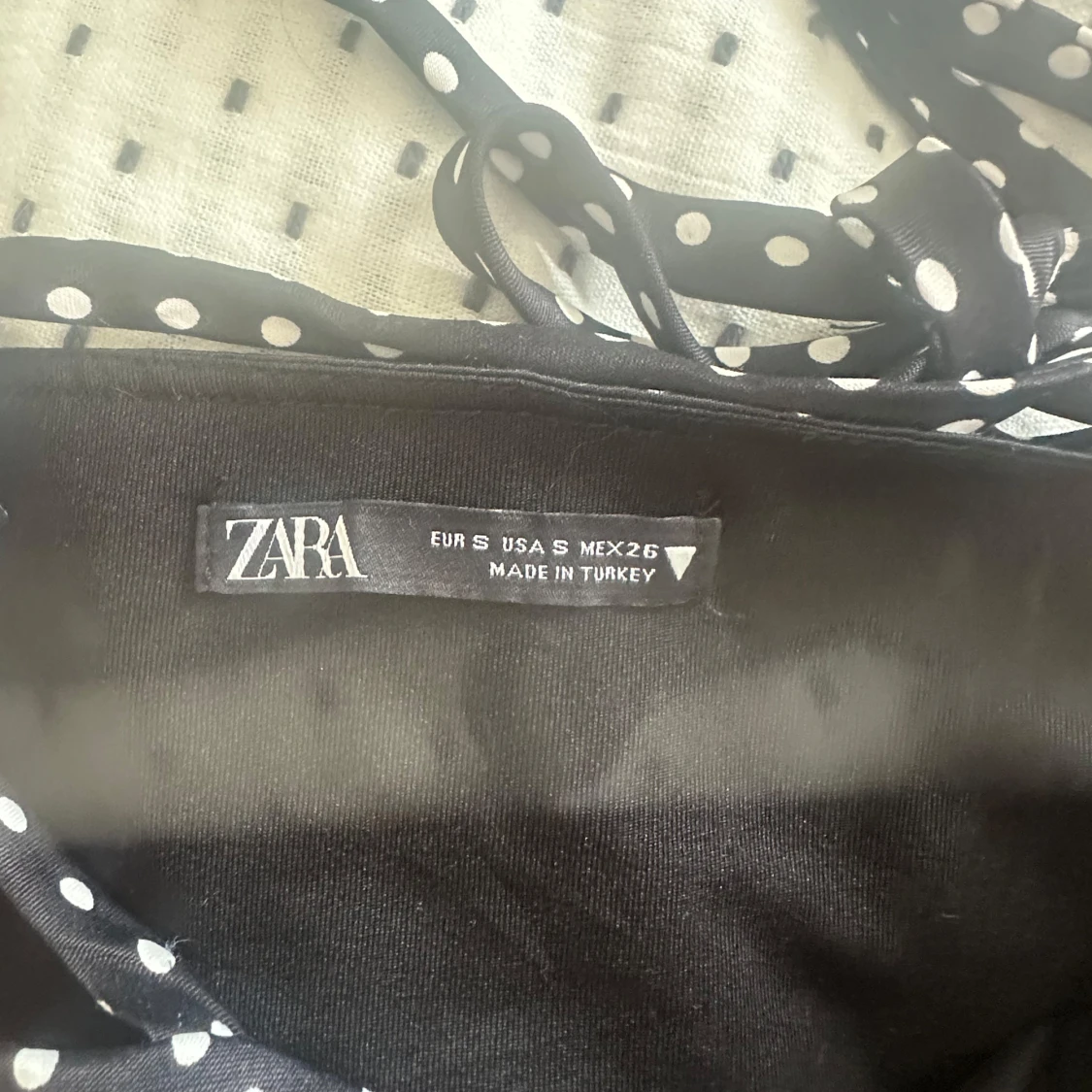 Svart prickig body från Zara - 2
