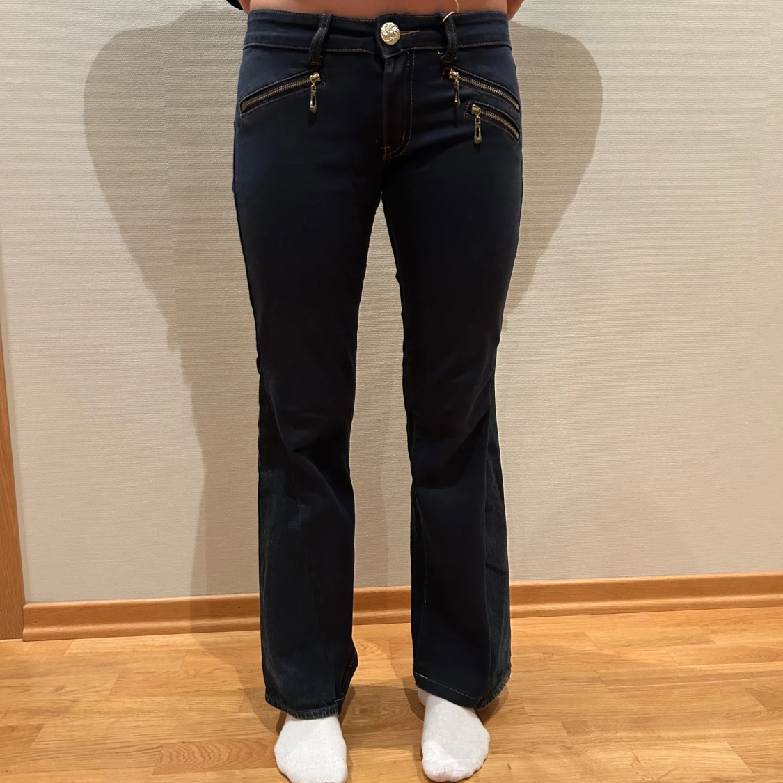 Mörkblå bootcut jeans med dragkedjor