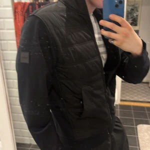 Svart jacka från Boss - Säljer denna nästan helt nya hugo boss jackan, knappt använd i helt nytt skick i Medium. Perfekt vår jacka