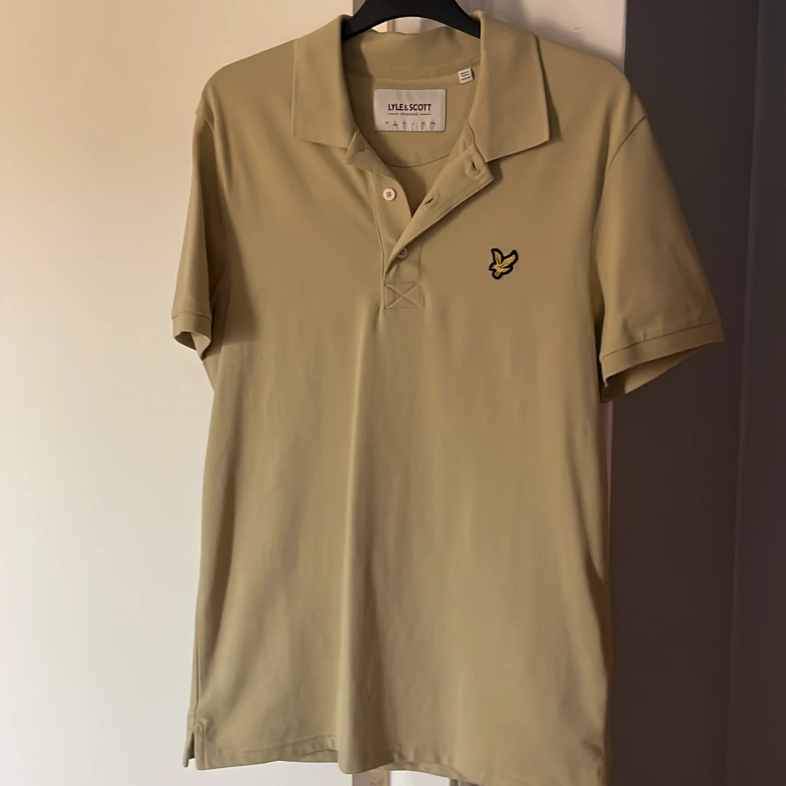 Beige pikétröja från Lyle & Scott