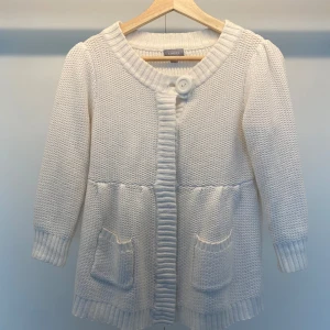 Fin kofta  - Super fin vit kofta med knappar som är gulliga. Skriv vid frågor.