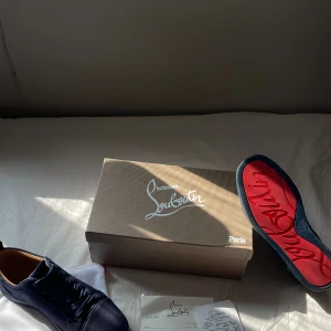 Mörkblå sneakers från Christian Louboutin - Riktigt feta mörkblå sneakers från Christian Louboutin med den ikoniska röda sula. Perfekt till våren och sommaren och passar bra till feta outfits! Använd fåtal gånger och är nästan som nya!