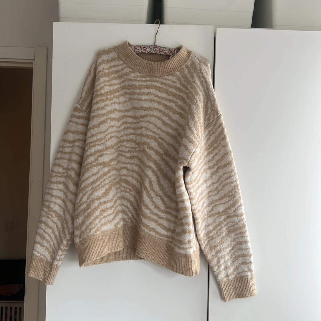 Beige och vit tröja från ASOS DESIGN