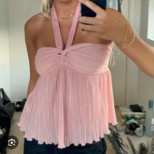Rosa plisserad halterneck-top - Säljer denna söta populära topp från zara! 