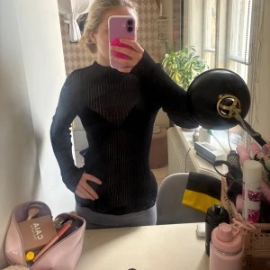 Topp Zara - En så snygg tröja ifrån Zara som är helt oanvänd och slutsåld på hemsidan, säljer då den tyvärr inte passar mig🩷