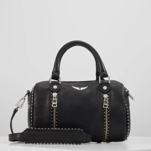 Zadig Sunny Bag - Zadig väska i modellen Sunny i fint skick 🩷☀️👜 Höjd: 15 cm; Längd: 24 cm; Vidd: 12 cm; Handtag: 9 cm. Nypris 4245 kr, mitt pris 2500 🥰