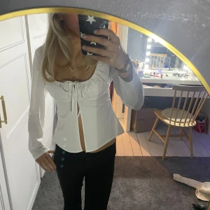 Vit Zara blus - Säljer en stilren vit blus med knytning framtill och långa ärmar.  Passar bra till både jeans och kjol. Köpt på Zara, storlek xs. Använd 1 gång