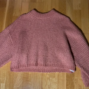 Rosa stickad tröja - Säljer denna  rosa stickade tröja med ribbad struktur. Den är i bra skick och använd ett fåtal gånger.