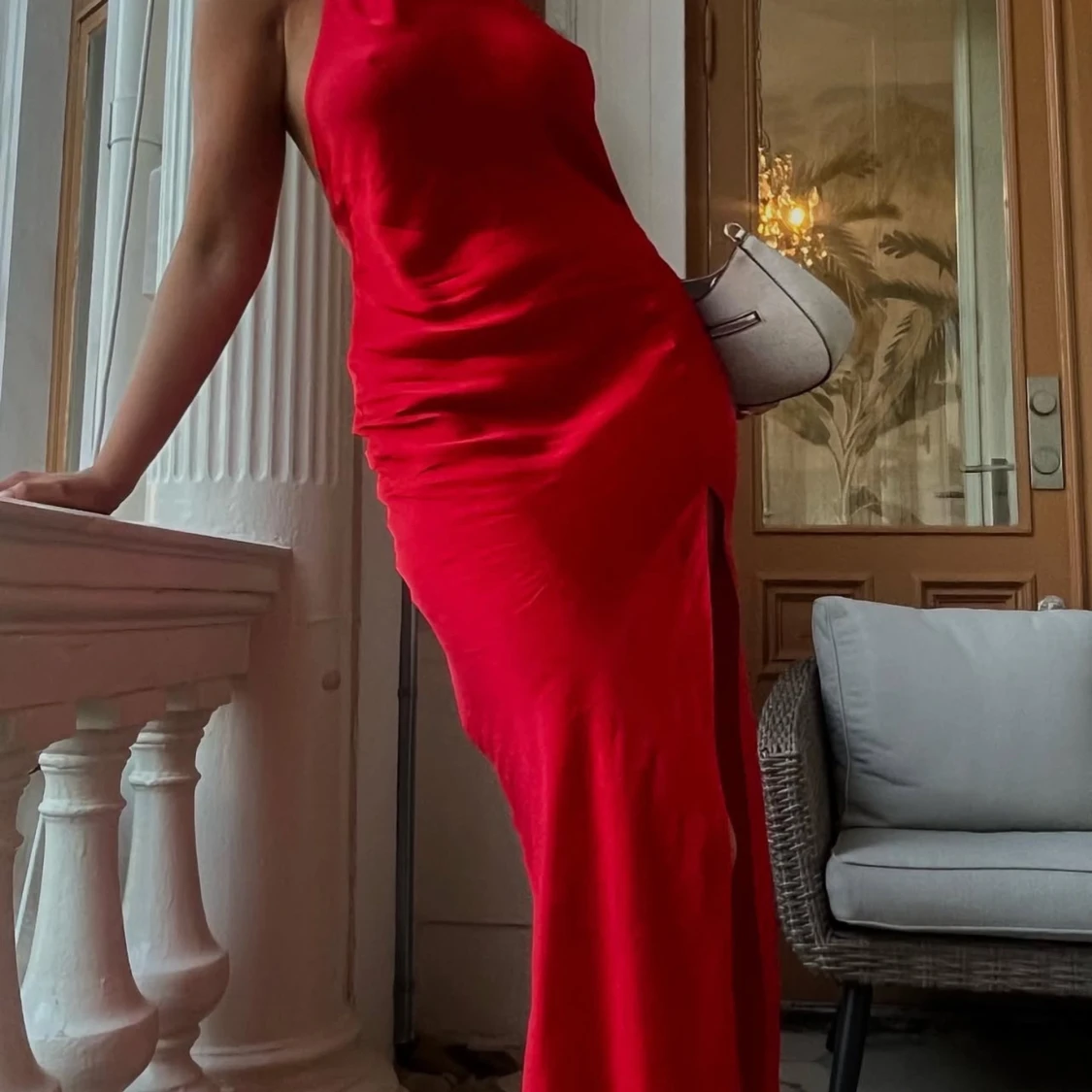 Röd sidenklänning med slits - 1