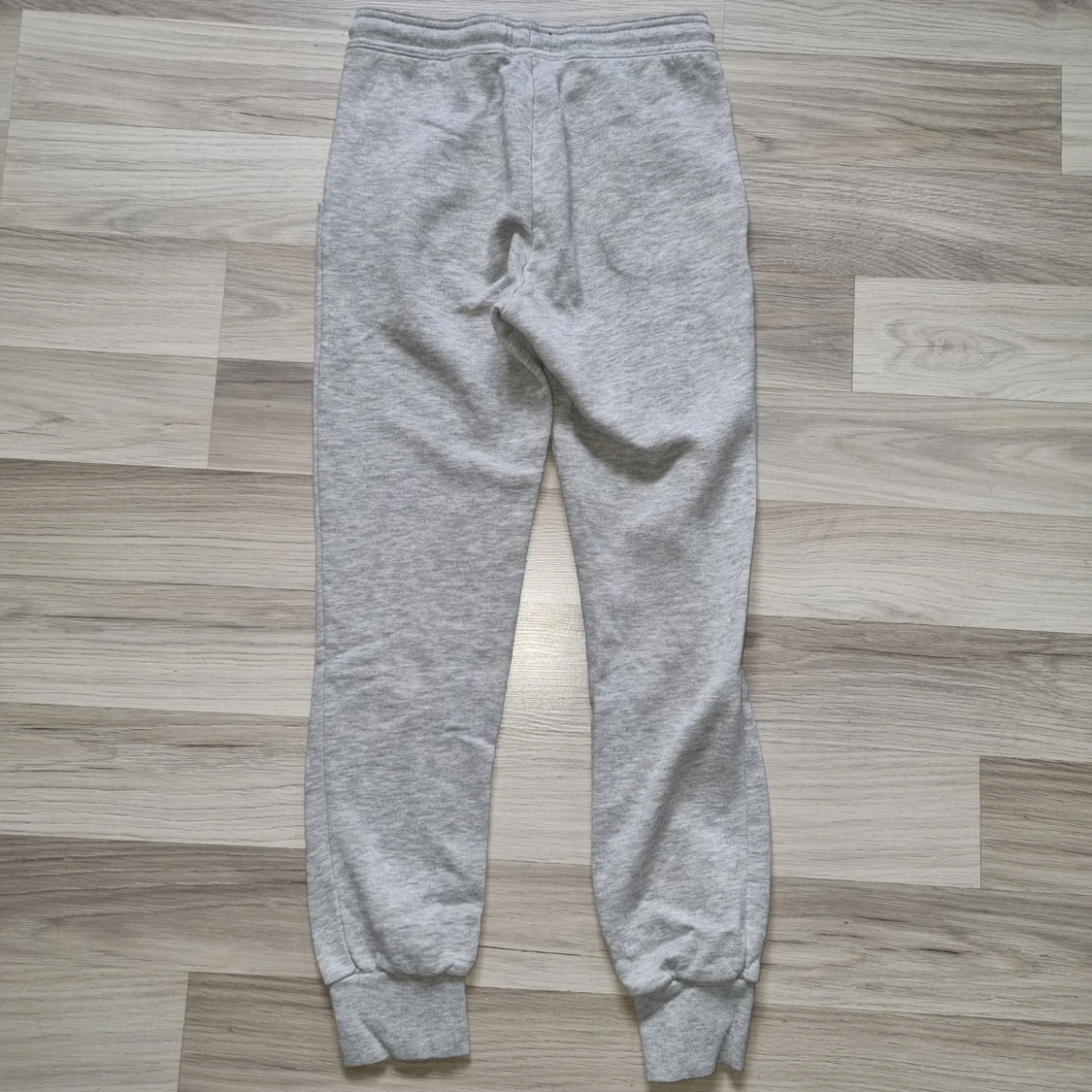 Grå mjukisbyxor från H&M - 1