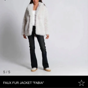 Vit pälsjacka 'Fabia' - Säljer en stilren vit fusk pälsjacka från lager 157!! ALDRIG använda!! Stolek L/XL!! 400kr eller bud🌸